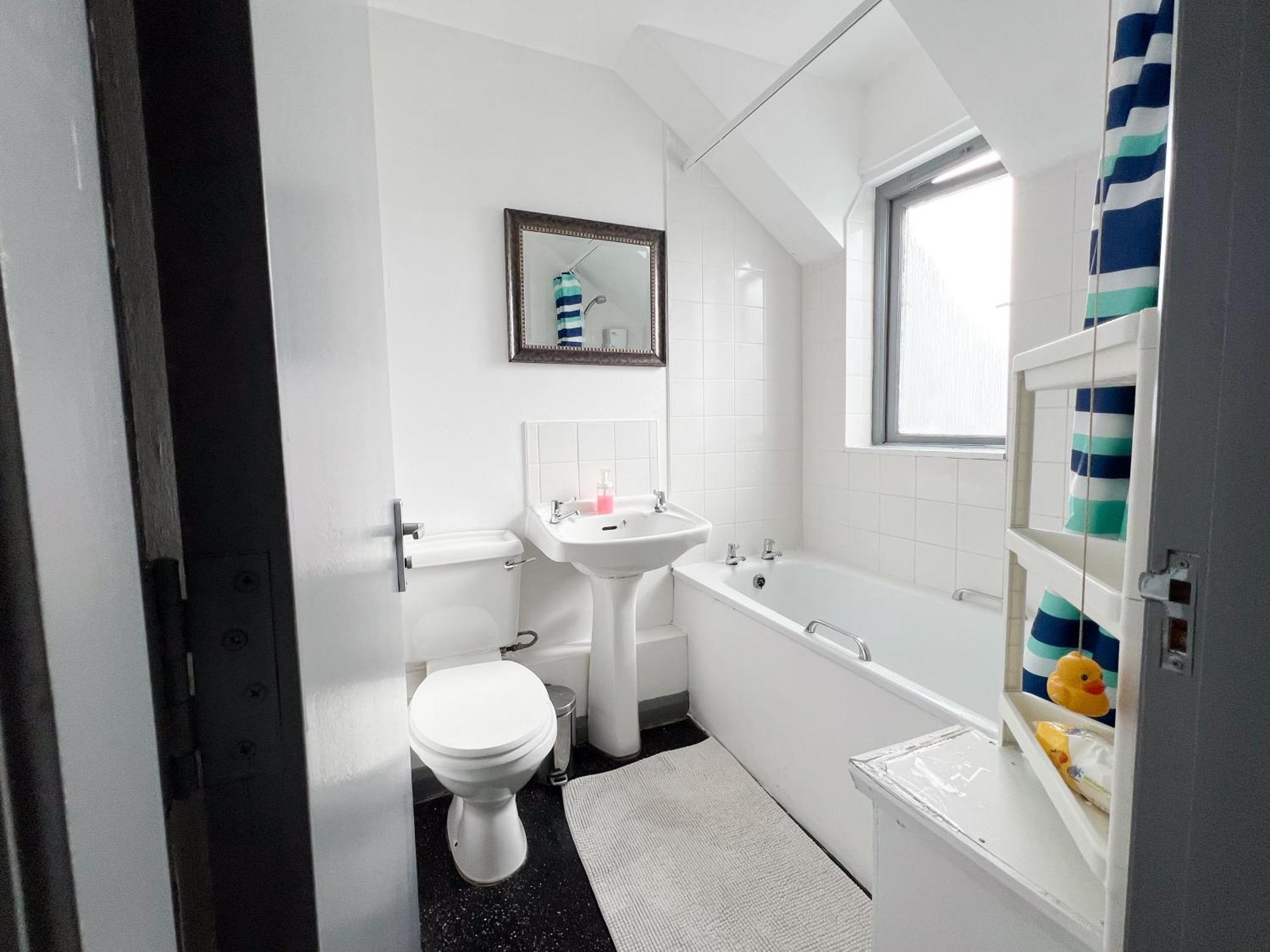 Well-Equipped 4 Bedroom House Close To City Centre Лідс Екстер'єр фото